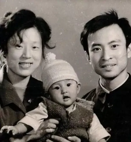 美女主持张蕾真是越活越年轻，彩虹百褶裙秀舞姿，扎马尾辫似少女